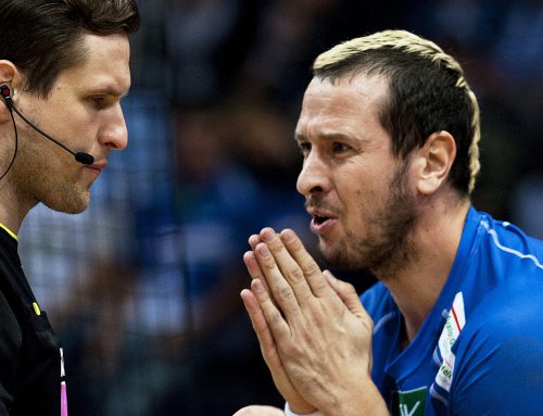 Handball-Schiedsrichter Kay Holm schult Journalisten